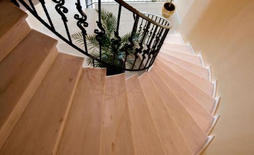galería escaleras madera